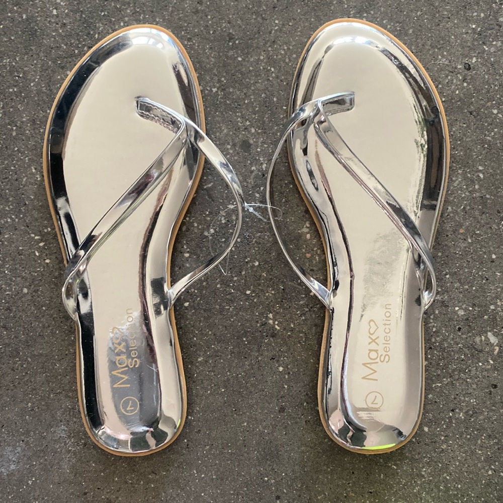 Brand new metallic cushioned flip flops